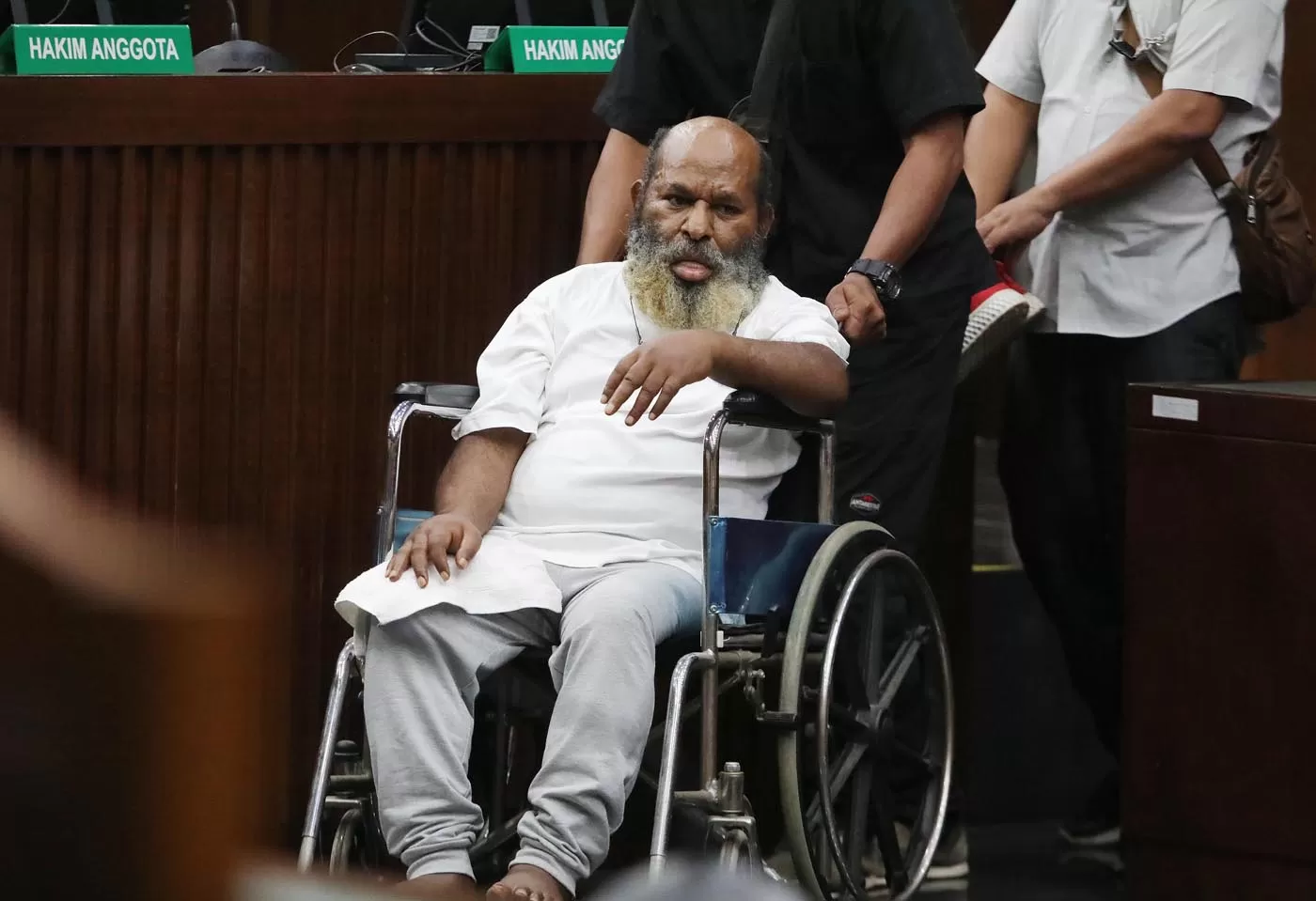 Terdakwa kasus dugaan suap dan penerimaan gratifikasi Lukas Enembe saat menjalani sidang. (Fedrik Tarigan/JawaPos)