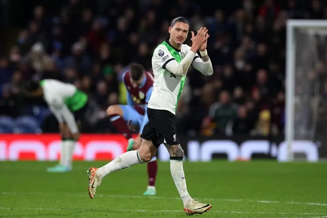 Darwin Nunez keluar lapangan sembari bertepuk tangan ketika akan digantikan oleh Diogo Jota. Nunez membuka gol untuk Liverpool pada menit ke-6 saat bertamu ke Turf Moor. (Sumber: REUTERS/Phil Noble)