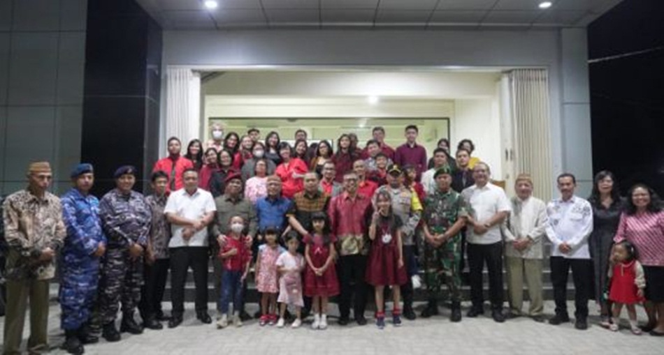 kunjungannya, Penjagub serta Forkopimda juga memberikan beberapa bingkisan hadiah kepada saudara-saudara umat kristiani yang tengah bersuka cita merayakan natal tersebut. (F:Kmfo)
