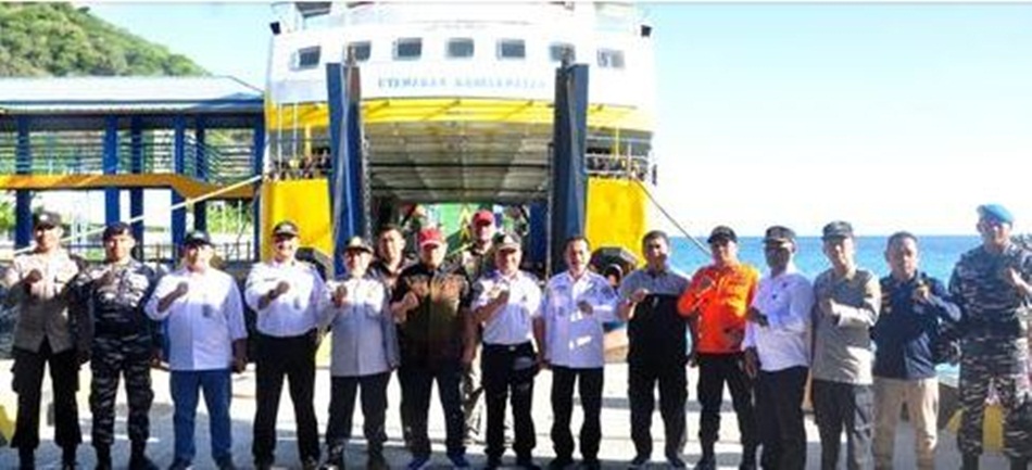 Penjabat   Gubernur Gorontalo, Ismail Pakaya, saat meninjau aktivitas pelayanan penumpang di Pelabuhan Gorontalo (Kmfo)