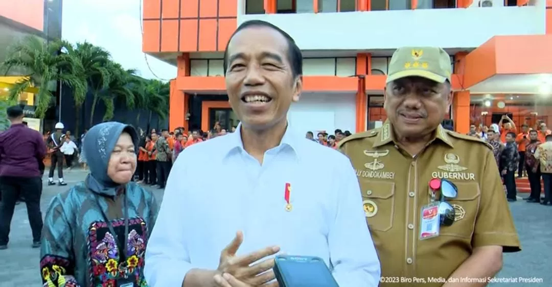 Presiden Jokowi didampingi Gubernur Sulut Olly Dondokambey dan Menteri Risma usai membagikan sembako dan Bantuan Langsung Tunai (BLT) El Nino di Kantor Pos Manado.