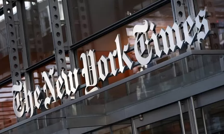 The New York Times menggugat OpenAI dan Microsoft, yang mencoba mengakhiri praktik penggunaan artikel mereka untuk melatih chatbots. (sumber: AP Photo/Mark Lennihan, File)