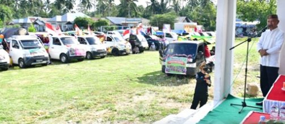Bupati Saipul Mbuinga saat melepas karnaval nusantara memeriahkan HUT Kecamatan Randangan ke-22.(F:Kmfo).