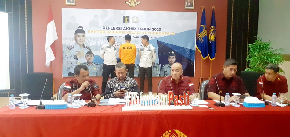 Kepala Kantor Imigrasi Kelas I TPI Gorontalo, Iwan Irawan saat menggelar konferensi pers (Hms Imigrasi)