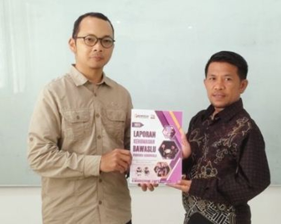 Anggota Bawaslu Gorontalo Moh. Fadjri Arsyad serahkan laporan akhir Kehumasan di Bawaslu RI.(F:Hms Bawaslu).