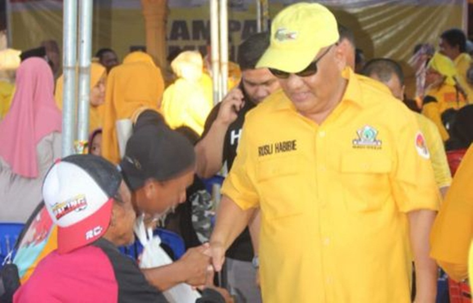Caleg DPR RI Rusli Habibie didampingi Ketua DPD II Golkar Boalemo Lahmudin Hambali dan Caleg DPRD Provinsi (F:hen)