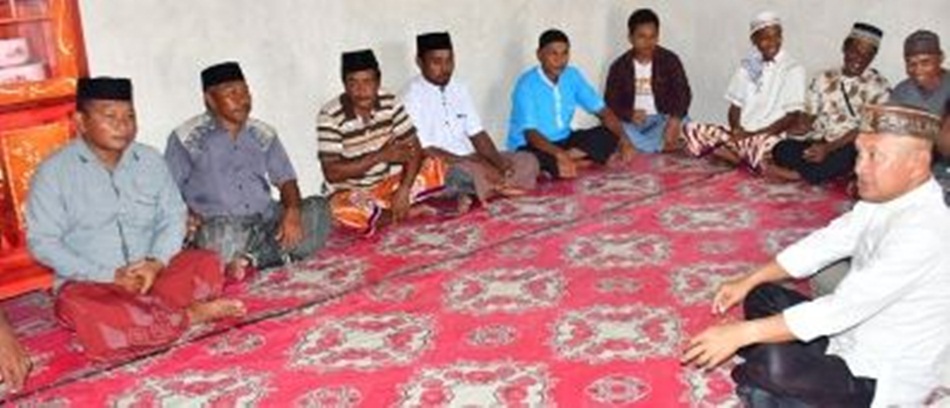 Bupati Saipul Mbuinga saat kunjungan kerja dan silaturahmi di salah satu rumah warga di Dusun Tolotio. (F:kmfo).