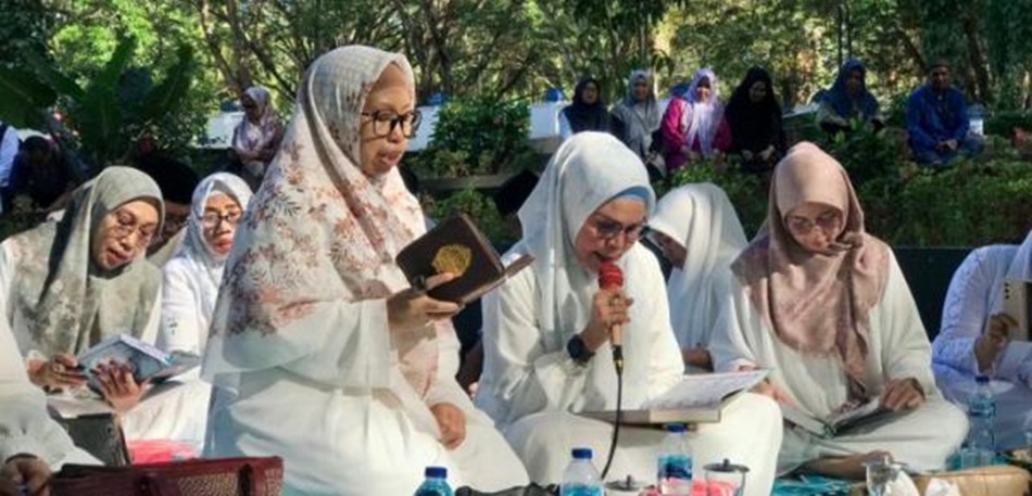 Plt Bupati Merlan S. Uloli saat membaca ayat suci Al-Quran pada doa dan khatam Quran menyambut pergantian tahun 2023-2024 dilingkungan Pemerintah Kabupaten Bone Bolango. (F.Amalia/Diskominfo)