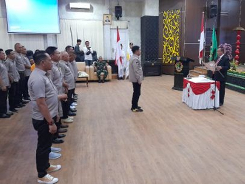 Ketua KONI Provinsi Gorontalo, MN. H. Fikram A.Z Salilama, S.Ip, saat melantik pengurus dan anggota KONI Kota Gorontalo.(F:ist)