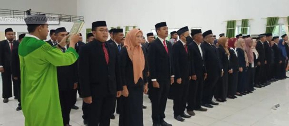 85 pejabat eselon IV di lingkungan Pemerintah Kabupaten Gorontalo saat diambil sumpah untuk menjalankan tugas pada jabatan baru.(F:kmfo)