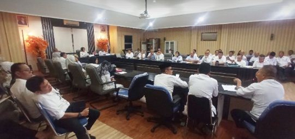 Rapat Evaluasi Realisasi Fisik dan Keuangan APBD Triwulan IV Tahun 2023, bertempat di Ruang Tinepo Kantor Bupati Gorontalo Utara.(F:ist)