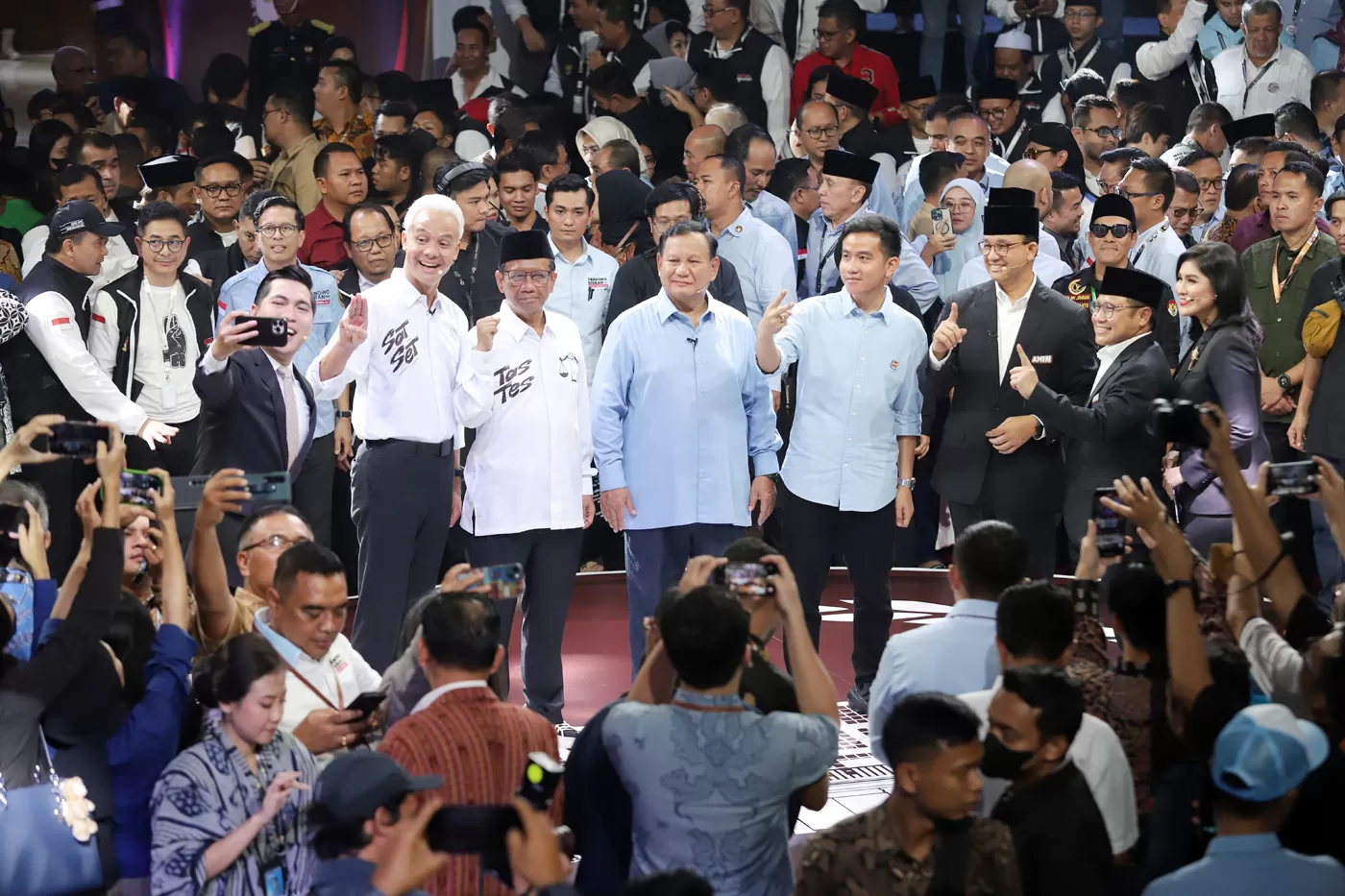 Pasangan Capres dan Cawapres usai debat perdana Capres dan Cawapres 2024 di Gedung KPU, Jakarta, Selasa (12/12/2023). (DERY RIDWANSAH/ JAWAPOS.COM)