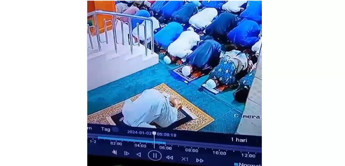 Video CCTV Imam Masjid Meninggal Dunia. (Sumber: Instagram Banjar Baru Info)