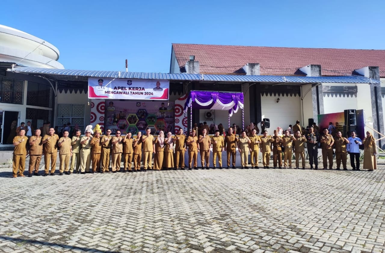 Foto bersama pimpinan OPD dengan Penjagub Gorontalo Ismail Pakaya usai apel kerja   perdana tahun 2024 di halaman Museum Purbakala, (Foto : Haris)