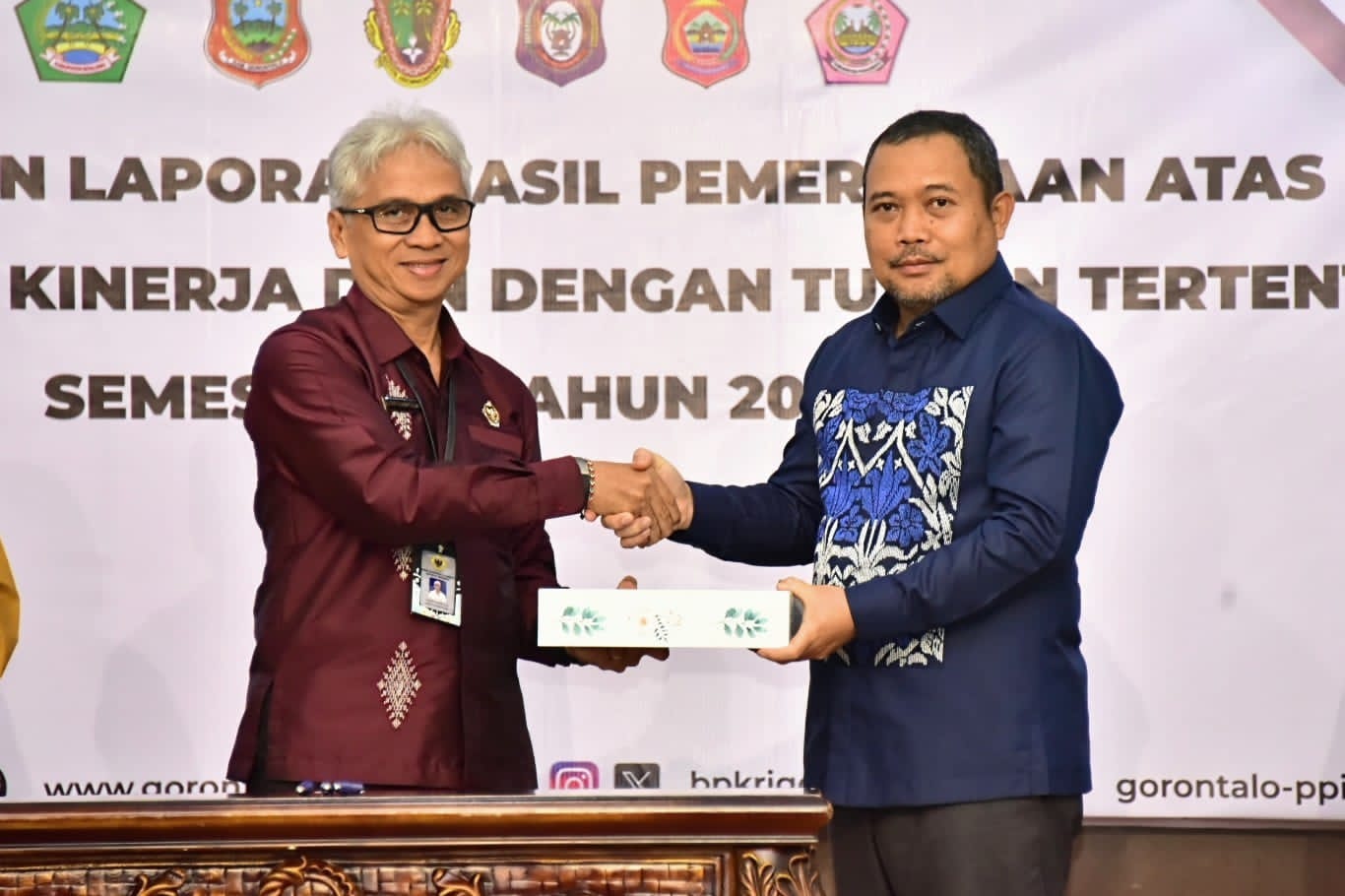 Penjabat Gubernur Gorontalo Ismail Pakaya saat menerima  LHP Semester II Tahun 2023 yang diserahkan Kepala BPK Ahmad Luthfi H. Rahmatullah,bertempat di Auditorium BPK (Fikri)