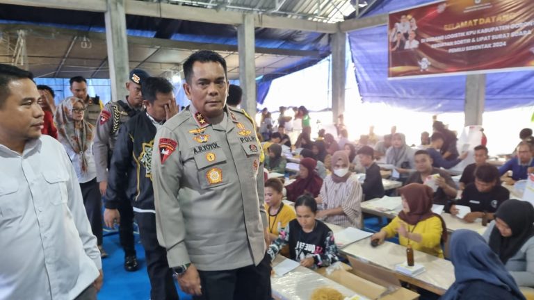 Kapolda Gorontalo Irjen Pol Drs. Angesta Romano Yoyol, M.M mengecek proses pelipatan surat suara.(F:hms-pol)