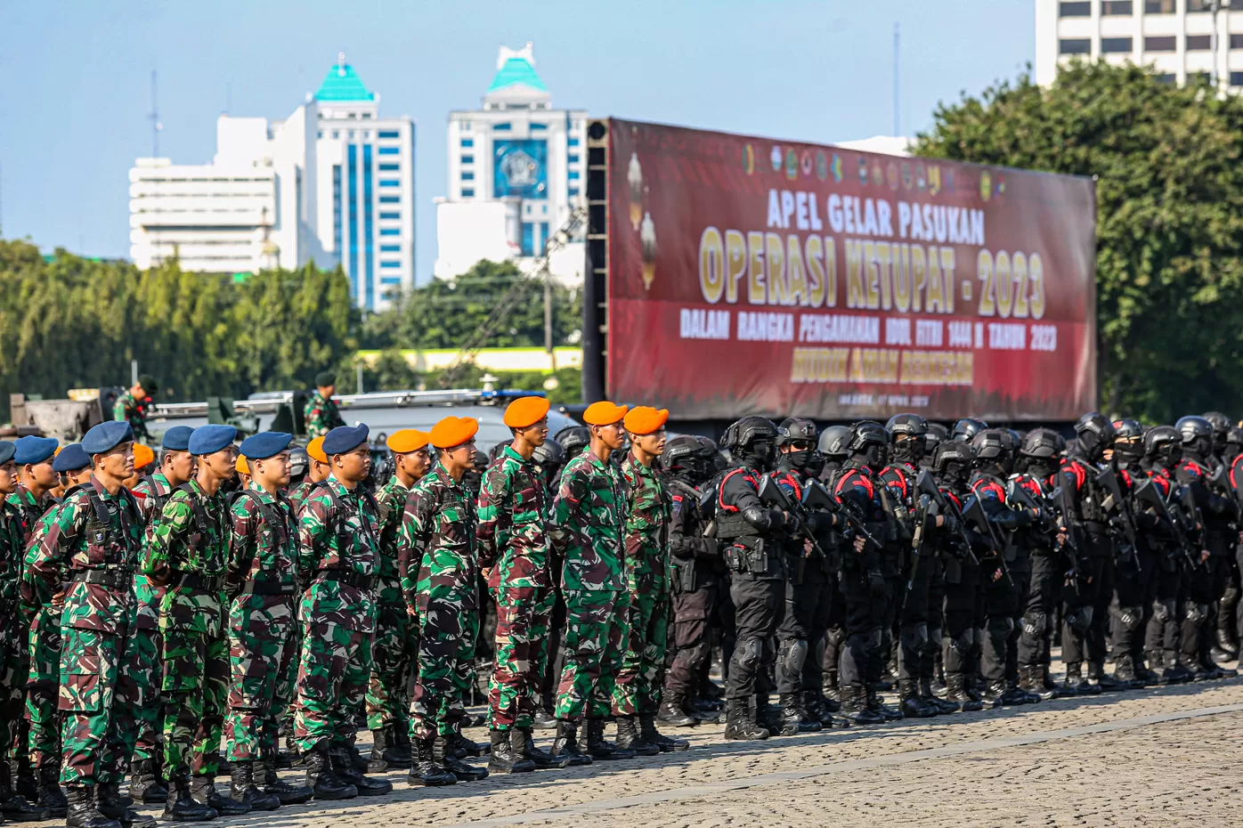Prajurit TNI-Polri saat mengikuti apel gelar pasukan operasi di kawasan Monas, Jakarta, Senin (17/4/2023). (FOTO:MIFTAHUL HAYAT/JAWA POS)