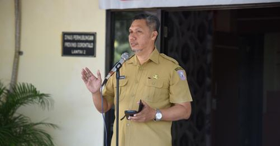 Kepala Dinas Komunikasi, Informatika dan Statistik Provinsi Gorontalo Rifli Katili, saat apel kerja di Dinas Kominfotik Provinsi Gorontalo (F:kmfo)