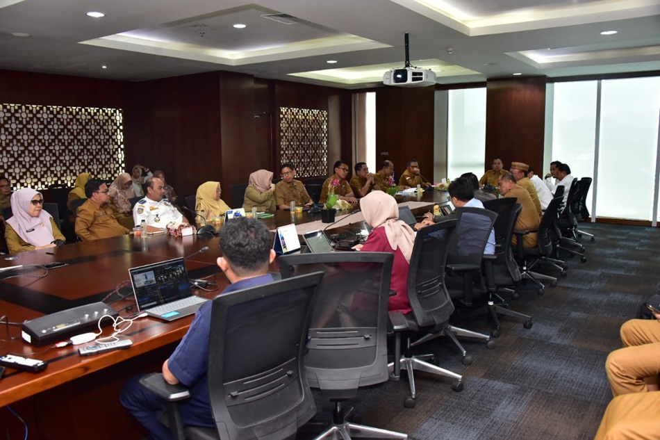 Penjagub Ismail memimpin  Rapat evaluasi terkait Inflasi Gorontalo bersama Tim Pengendali Inflasi Daerah (TPID) serta Wali Kota Gorontalo, di Ruang Otanaha Kantor BI. (Foto &ndash; Alfred).