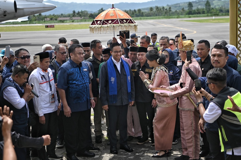 Capres Nomor Urut 1 Anies Baswedan saat tiba di Bandara Djalaluddin Gorontalo. (F.   Istimewa)