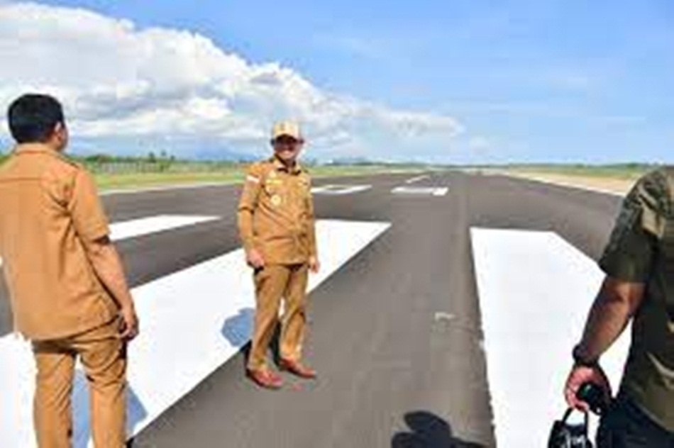 Bupati Pohuwato Saipul Mbuinga saat melakukan pemantauan  runway Bandara Pohuwato.(F:Kmfo).