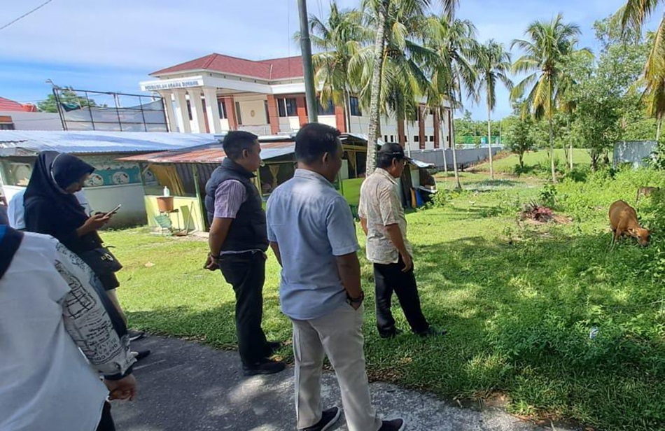 Anggota Komisi II DPRD Provinsi Gorontalo, Nasir Majid saat meninjau pemerinta bantuan sapi (F:hms)