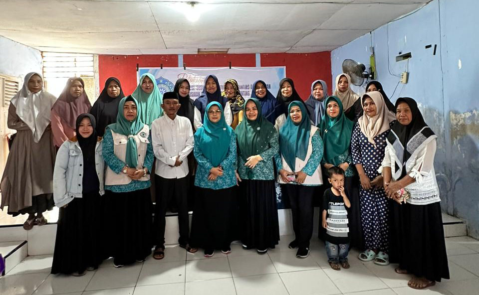 TP-PKK Provinsi Gorontalo saat menyalurkan susu, telur, dan sembako murah bagi masyarakat penerima manfaat yang tersebar di Kabupaten Boalemo dan Kabupaten Bone Bolango. (Foto &ndash; PKK)