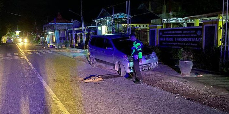 Polisi melakukan olah TKP kecelakaan di depan SMA 4 Kota Gorontalo (F:Ist)