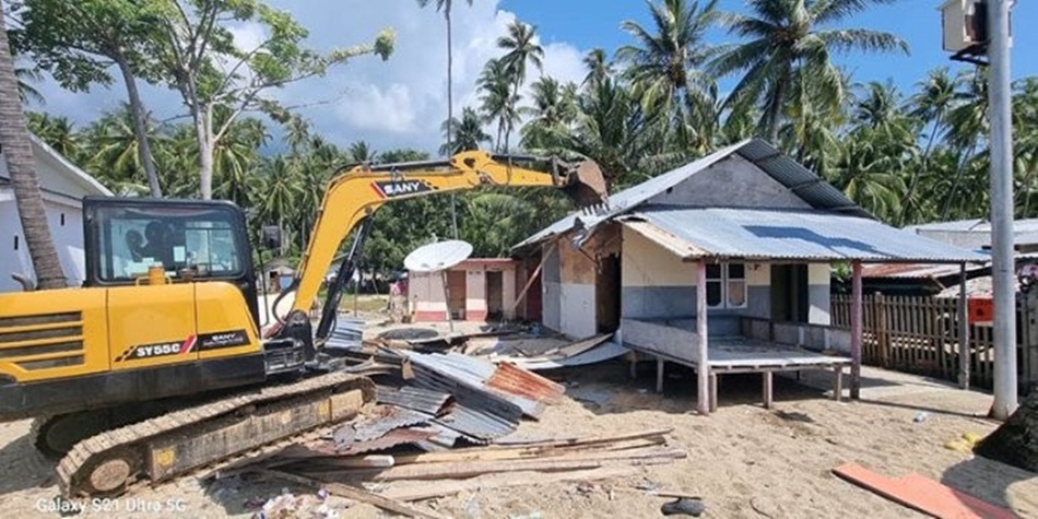Eksekusi  puluhan Gazebo di Pantai wisata Botutonuo karena bersengketa lahan. (F:istimewa)