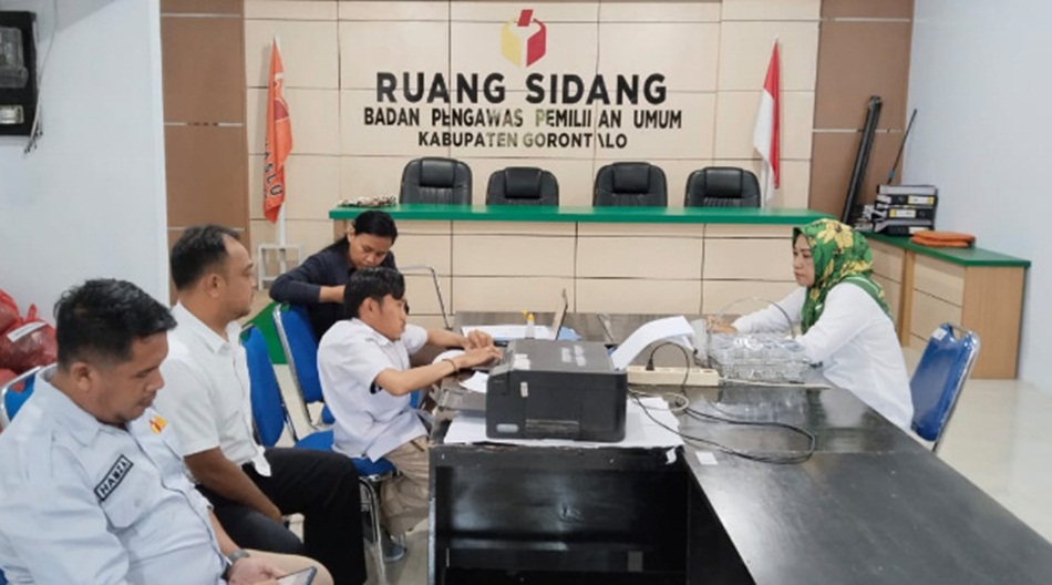 Suasana pemeriksaan Camat Telaga Jaya oleh Tim Sentra Gakkumdu Bawaslu Kabupaten Gorontalo.(F:istimewa).