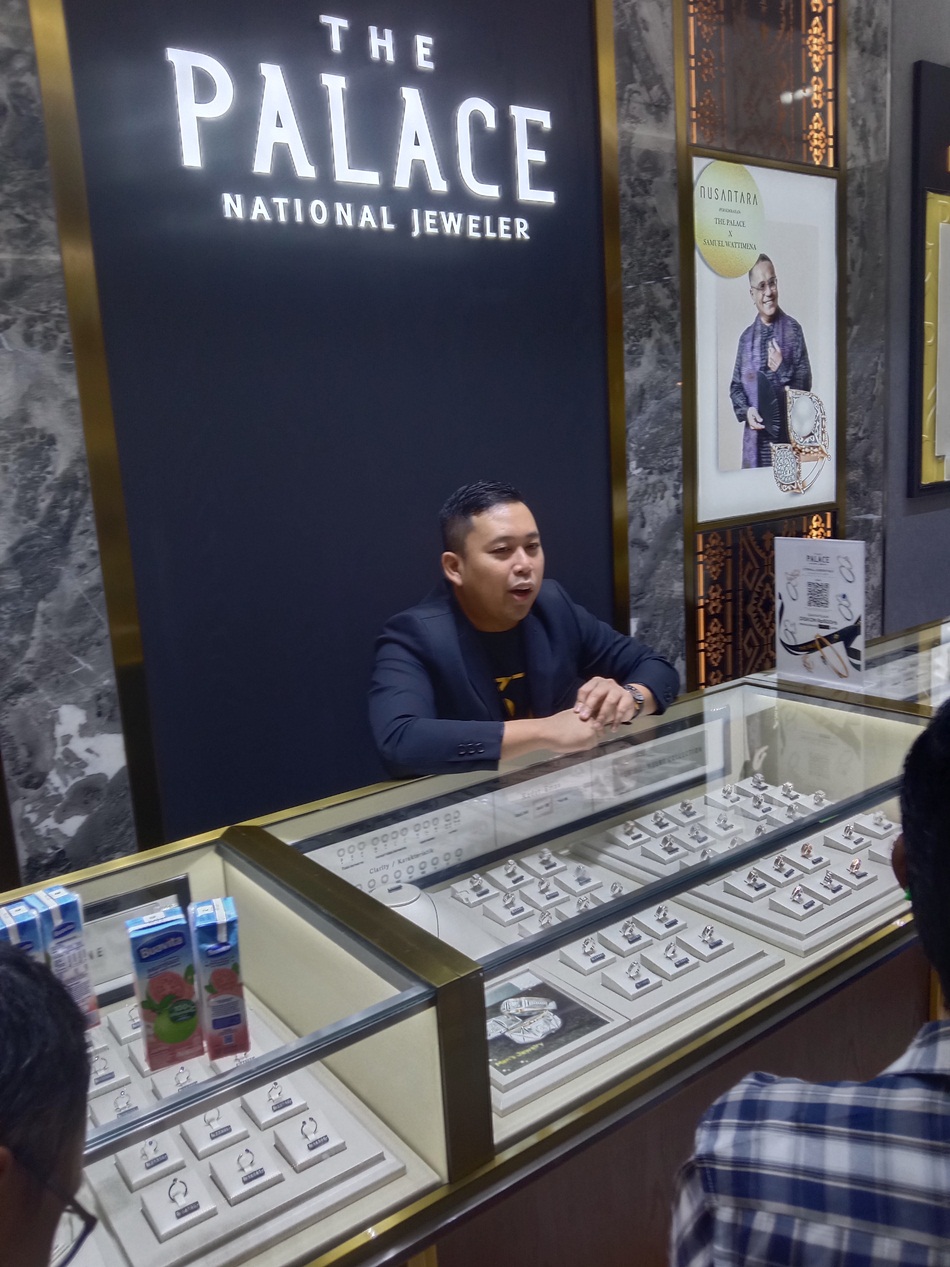 Rangga Sukmana selaku Area  Manager  The Palace Jeweler.(F:ist)