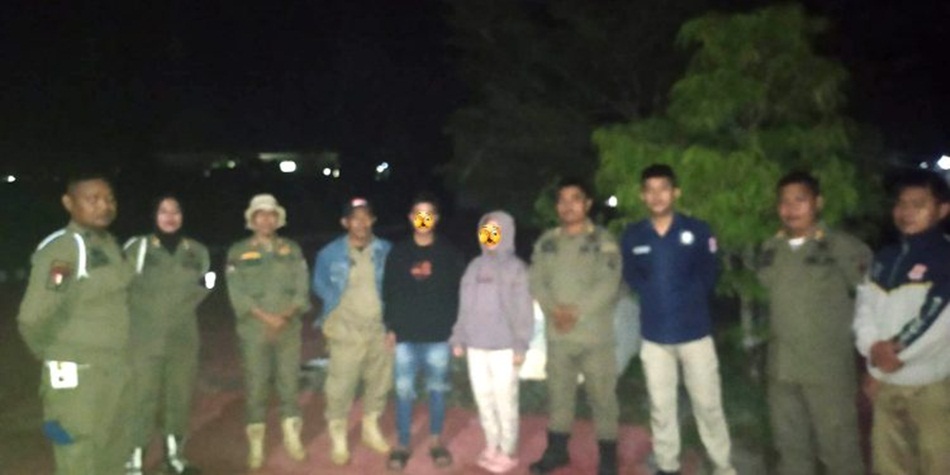 Tampak sepasang kekasih yang terciduk dan kedapatan sedang asyik mojok oleh anggota Satpol PP Bone Bolango saat melakukan patroli rutin di sekitar Alun-Alun Bone Bolango .(dok satpol)