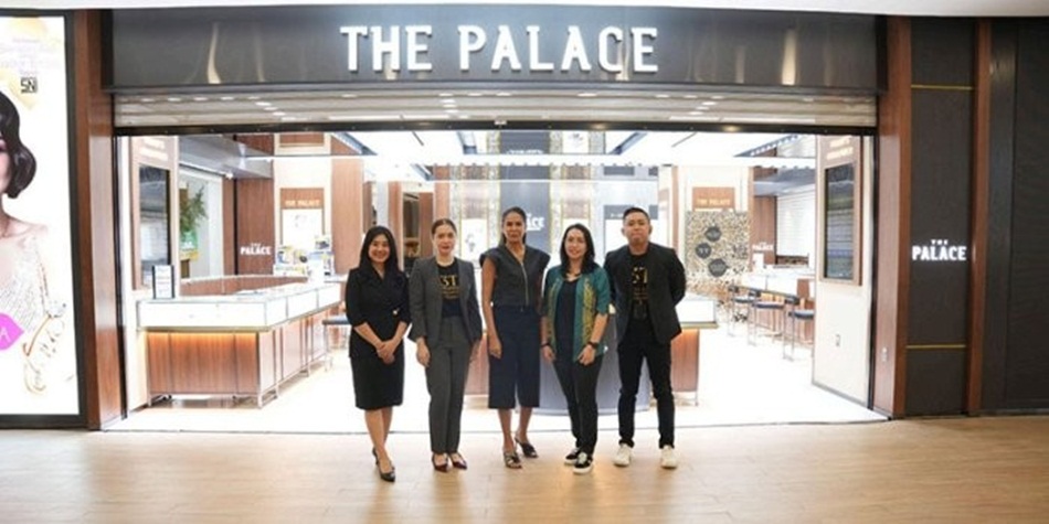Grand Opening  : Meliana (Store Manager The Palace Jeweler Gorontalo), Jelita   Satifa(GM), Teges Prita Soraya (Direktur NWP ),Angelia Pondaag (Operation Manager ), Rangga Sukmana (Area Manager).