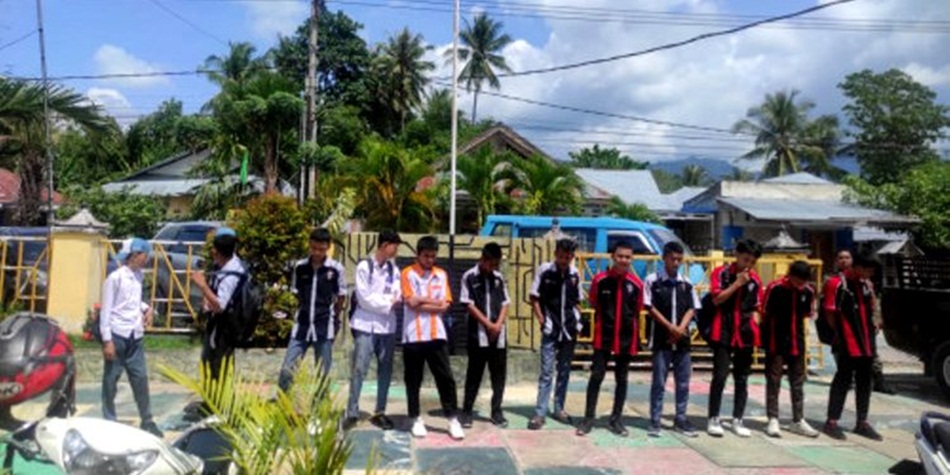 belasan pelajar SMK 1 Negeri Suwawa terjaring razia petugas dari Satpol PP-Damkar Kabupaten Bone Bolango,(dok Satpol)