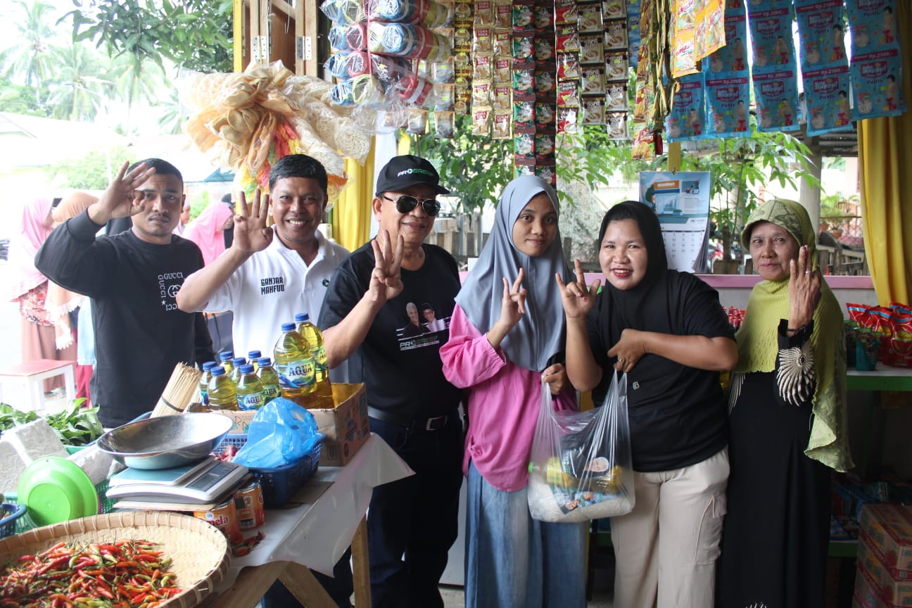 relawan yang terdiri dari beberapa generasi ini menyambangi para pedagang dengan tujuan mengidentifikasi perkembangan harga pangan di pasar tradisional yang ada di provinsi Gorontalo. (F:dok :Proresif
