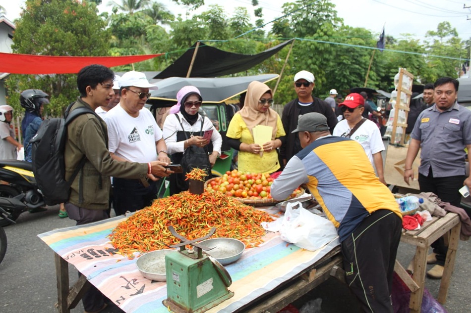 Suasana aksi pasar yang dilaksanakan Relawan Progresif Gorontalo saat turun ke Pasar (F: dok Progresif)