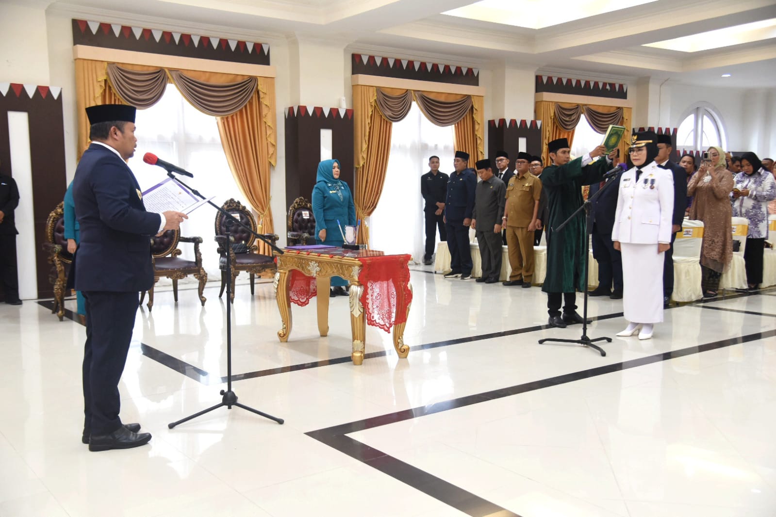 Pelantikan Merlan S. Uloli sebagai Bupati Bone Bolango oleh Penjabat Gubernur Gorontalo Ismail Pakaya di Aula Rumah Jabatan Gubernur.( Foto &ndash; Haris)