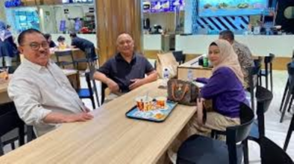 Tonny Uloli saat melaporkan perkembangan rekomendasi  kepada Ketua DPD I Partai Golkar Rusli Habibie. (F:dok)