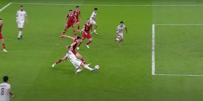 KONTROVERSI: Gol Osama Rashid pada menit ke-45 +7 berbau kontroversi karena proses sebelumnya pemain Irak terindikasi terjebak offside terlebih dahulu. (AFC)