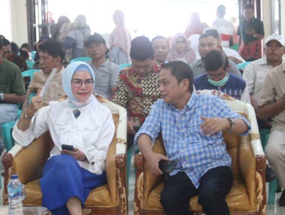 Bupati merlan Uloli bersama Miftahudin Jasion dalam sebuah kesempatan.(F:ist)