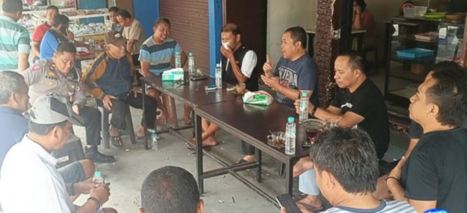 Penjabat Gubernur Gorontalo Ismail Pakaya ngopi bareng warga di Warkop Ano (F:Istimewa)
