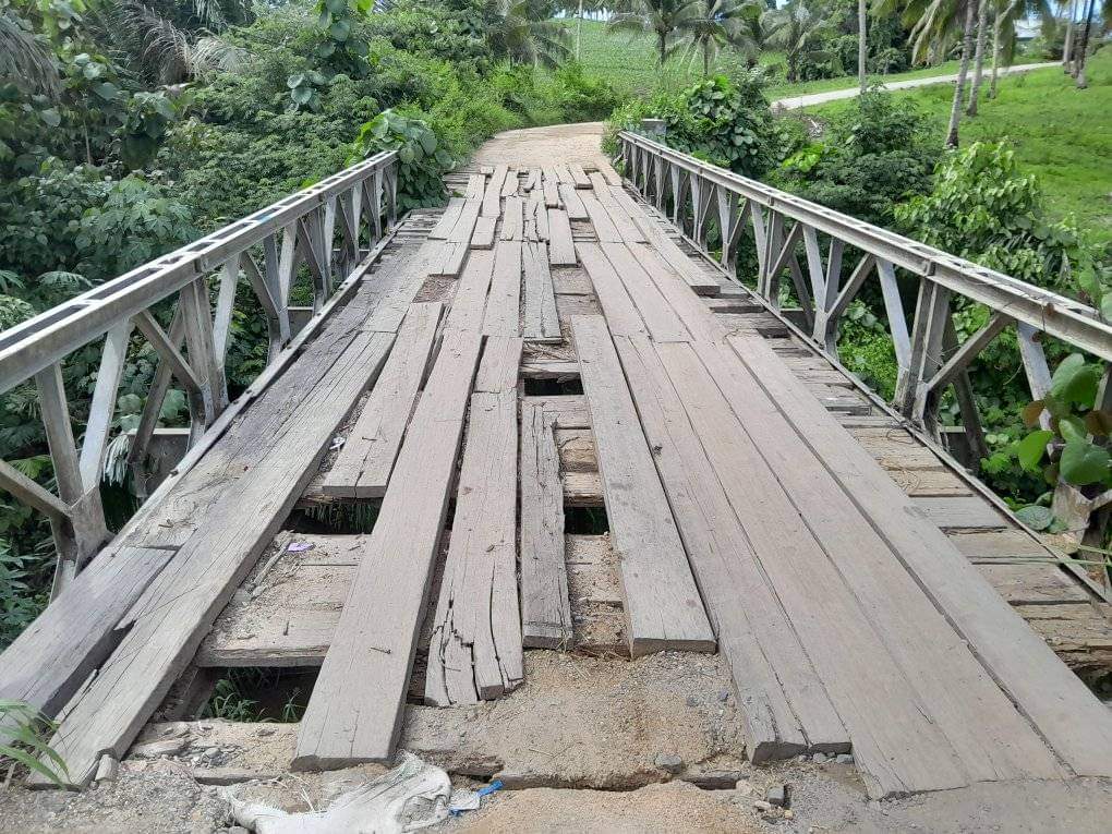 Kondisi jembatan  Bilungala Dusun  III Desa Huwongo Kecamatan Paguyaman yang rusak (F:Banghen)