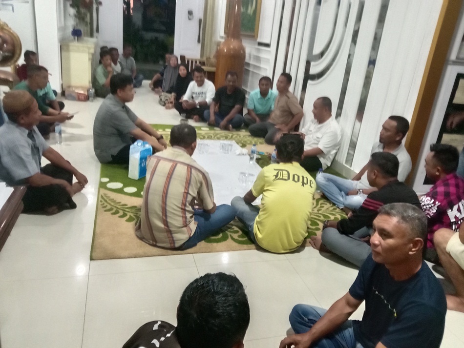 Momen Aleg Deprov Arifin Djakani ngopi dan diskusi bareng pendukungnya.(F:ist)