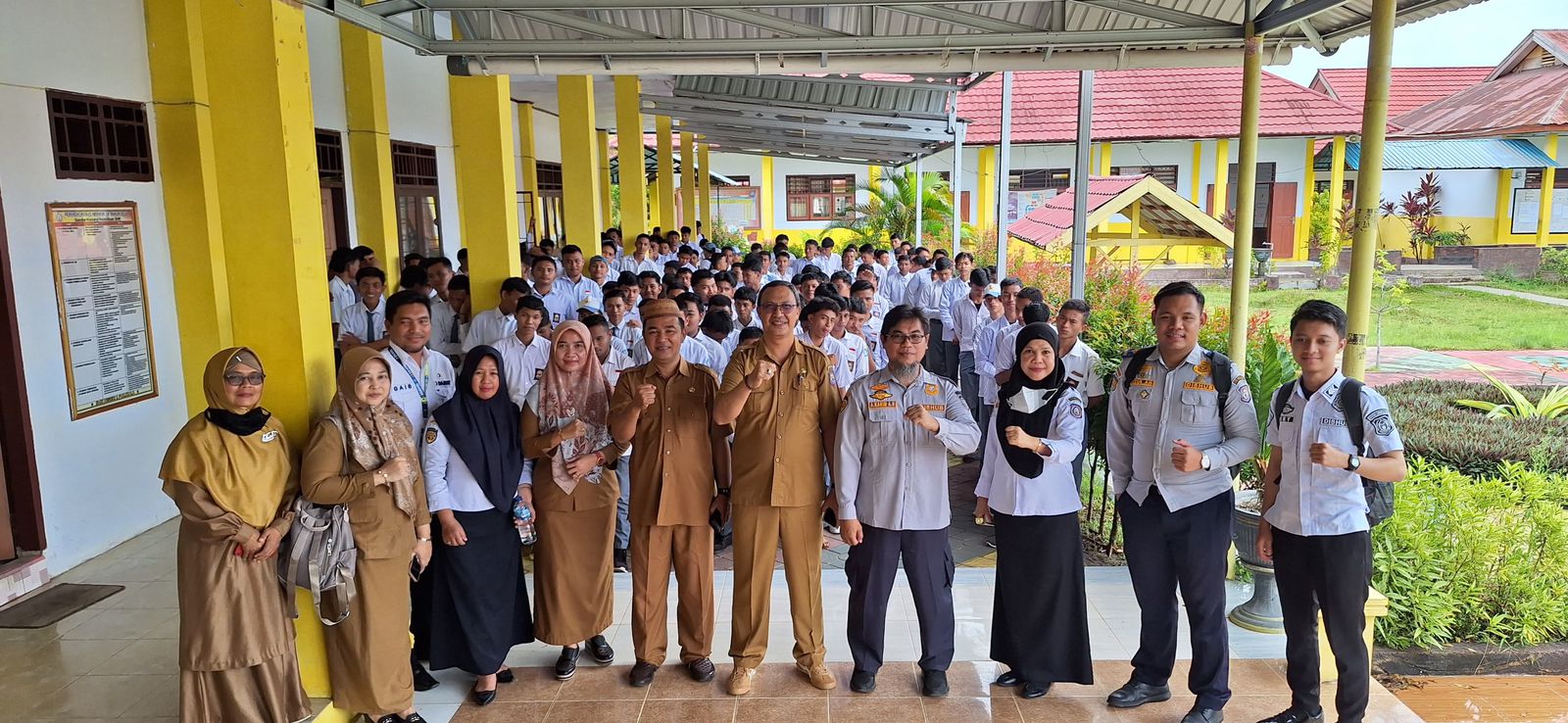 Komitmen meningkatkan aksesibilitas pendidikan dan memperbaiki transportasi siswa di daerah yang belum terlayani oleh transportasi umum.(F:Kmfo)