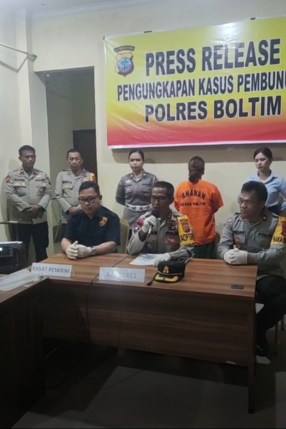 Kapolres Boltim AKBP Sugeng Setyo Budhi saat memimpin konferensi pers terkait kasus pembunuhan bocah 8 tahun.(F: hms-pol)