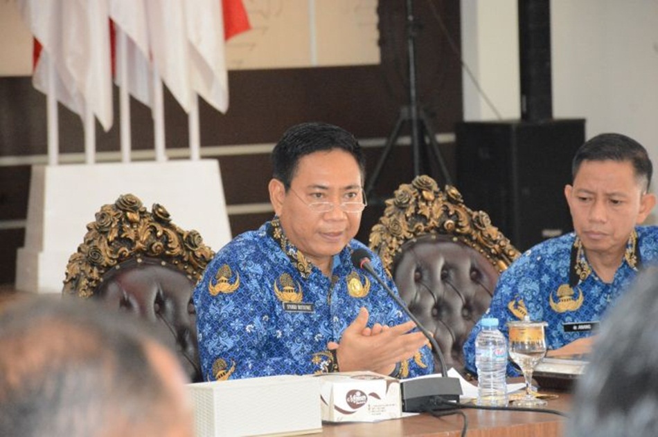 Asisten I Bidang Pemerintahan Setda Provinsi Syukri J. Botutihe didampingi Kepala Dinas Kesehatan Provinsi Anang S. Otoluwa memimpin Rapat Penanggulangan Malaria.(F:Kmfo)