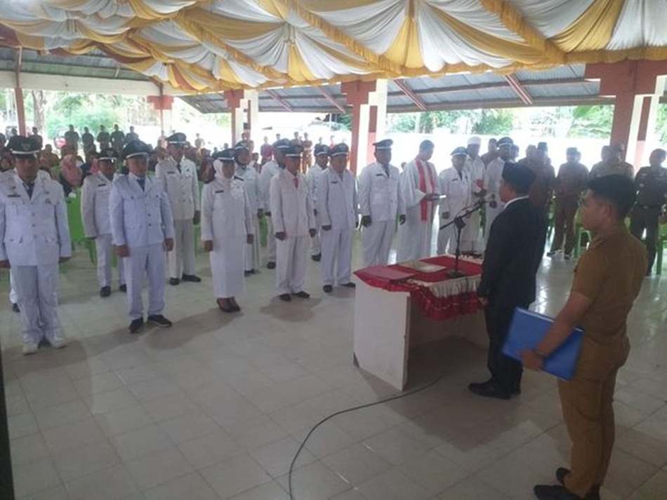 Penjabup Sherman Moridu saat melantik pejabat kepala desa di kabupaten Boalemo.(F:kmfo)