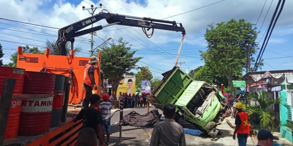 Truk pengangkut solar terbalik di jalan trans Sulawesi Desa Tunggulo Kecamatan Limboto Barat Kabupaten Gorontalo.(F:ist)