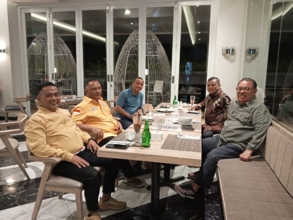 Didampingi Ketua DPD I Partai Golkar Rusli Habibie. Tonni Uloli menggelar pertemuan dengan sejumlah Ketua DPD II Partai Golkar.(F:Istimewa)