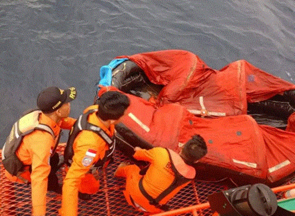 Upaya pencarian kapal Kapal LCT Bora V yang hilang kontak diperairan Tagulandang,  Kabupaten Kepulauan Sitaro.(F:Ist)